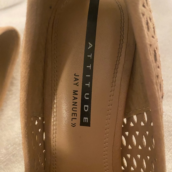 Size 8 heels. Beige. Attitude. - Picture 6 of 6